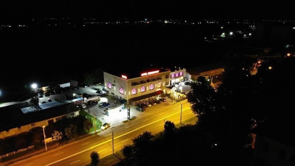 Hotel Onix Roman Exterior foto